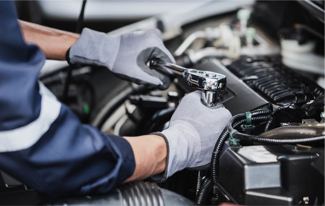 工場で働くスタッフ