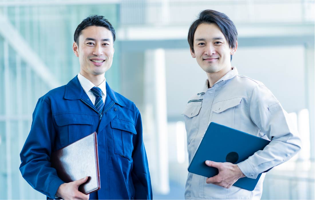 リーダーと話すスタッフ